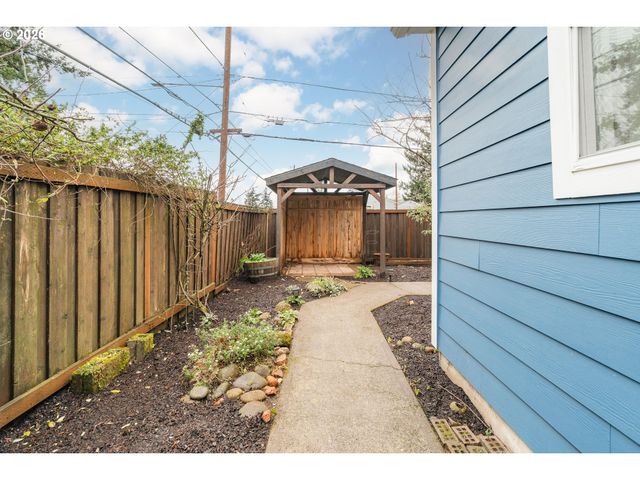 8609 Se FLAVEL St, Portland, OR 97266