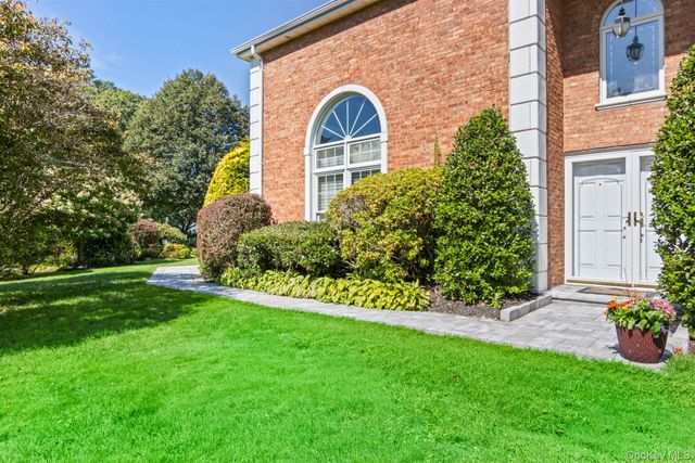 77 The Woods, Commack, NY 11725