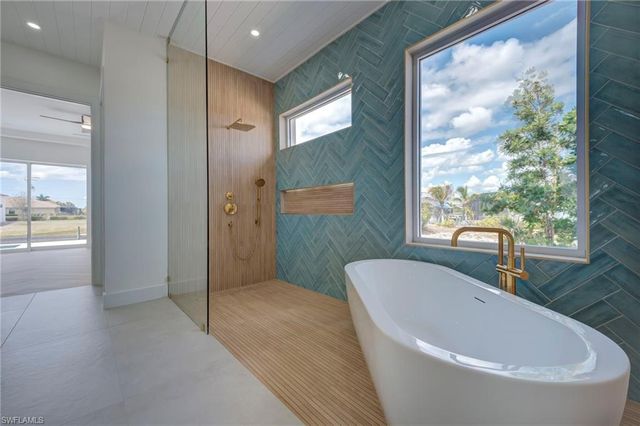 816 NW 39th AVE, Cape Coral, FL 33993