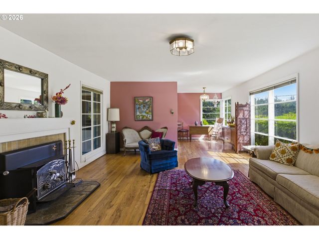 9009 Sw 36TH Ave, Portland, OR 97219