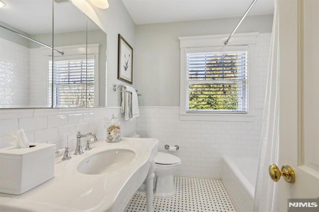 80 Crest Road, Ridgewood, NJ 07450