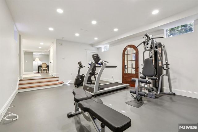 80 Crest Road, Ridgewood, NJ 07450