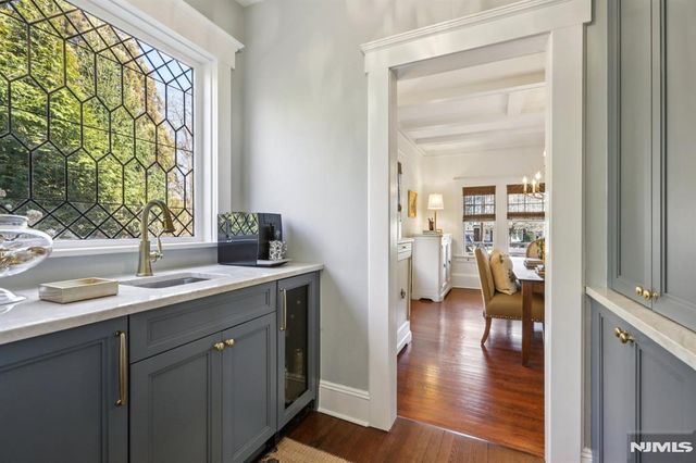 80 Crest Road, Ridgewood, NJ 07450