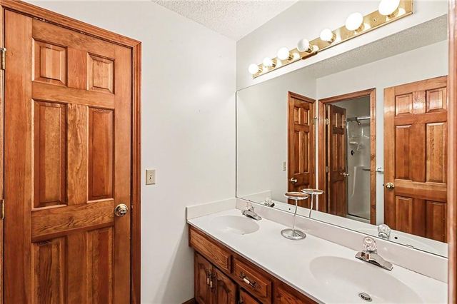 5710 N Spruce Avenue, Kansas City, MO 64119
