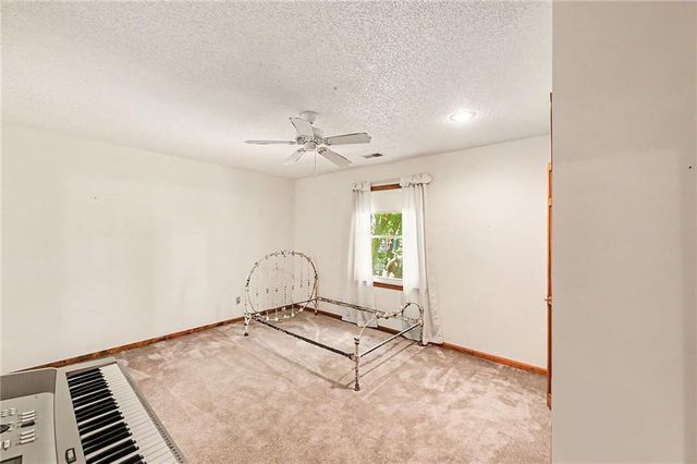 5710 N Spruce Avenue, Kansas City, MO 64119