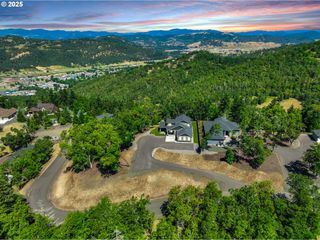 1062 SOUTHRIDGE Way, Roseburg, OR 97470