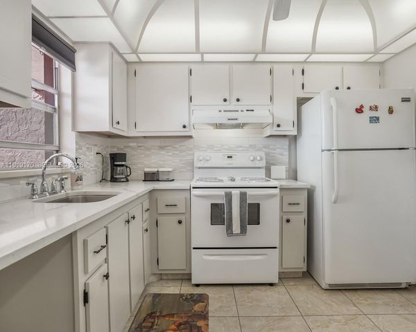 9401 Sunrise Lakes Boulevard 302, Sunrise, FL 33322