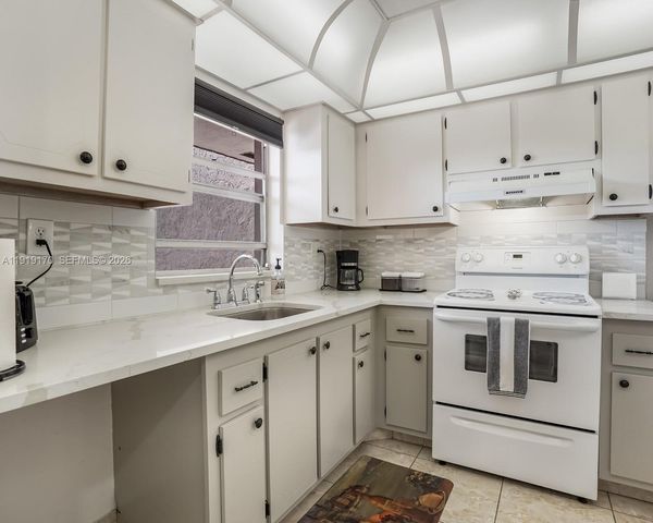 9401 Sunrise Lakes Boulevard 302, Sunrise, FL 33322