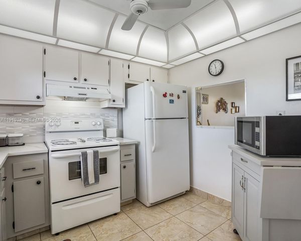 9401 Sunrise Lakes Boulevard 302, Sunrise, FL 33322