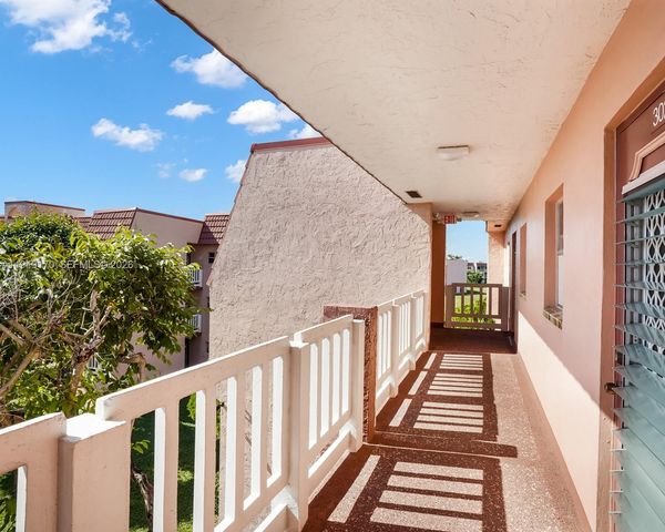 9401 Sunrise Lakes Boulevard 302, Sunrise, FL 33322