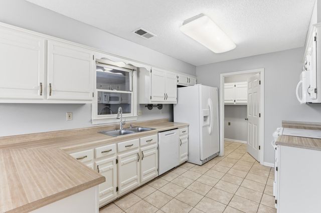 8586 S RHONDA CIR, Memphis, TN 38018