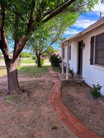 501 S Lightfoot St, Loraine, TX 79532