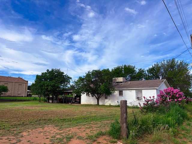 501 S Lightfoot St, Loraine, TX 79532