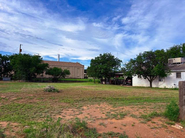 501 S Lightfoot St, Loraine, TX 79532