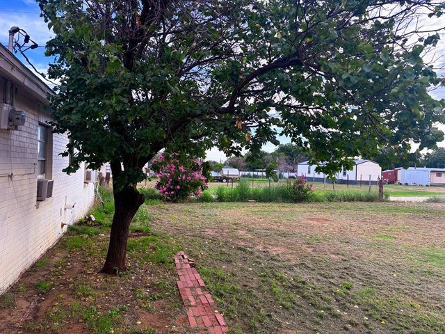 501 S Lightfoot St, Loraine, TX 79532