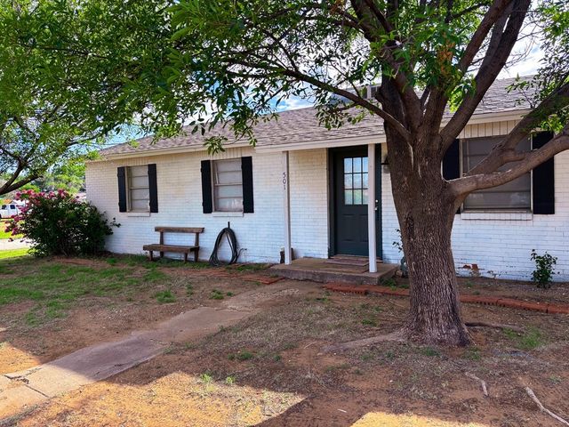 501 S Lightfoot St, Loraine, TX 79532
