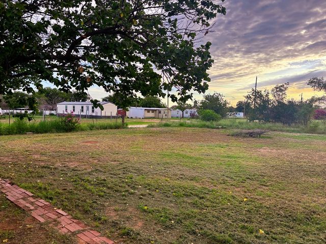 501 S Lightfoot St, Loraine, TX 79532