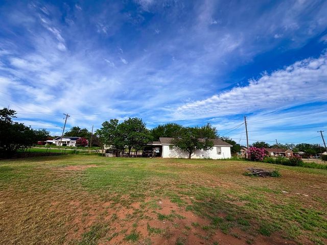 501 S Lightfoot St, Loraine, TX 79532
