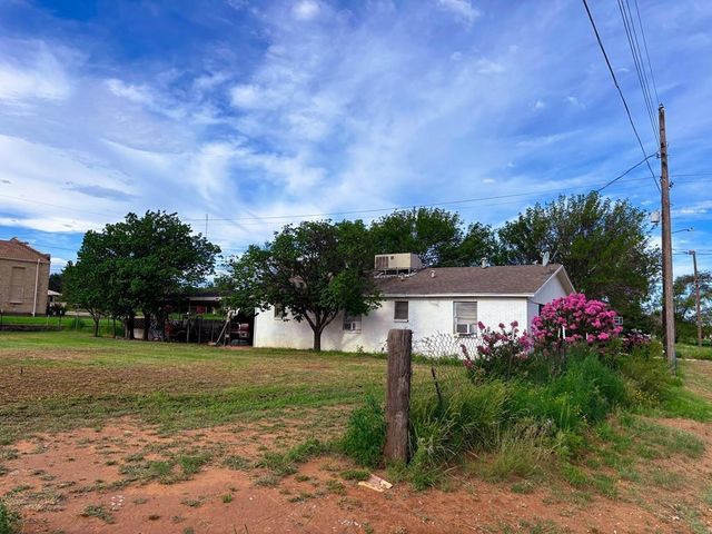 501 S Lightfoot St, Loraine, TX 79532