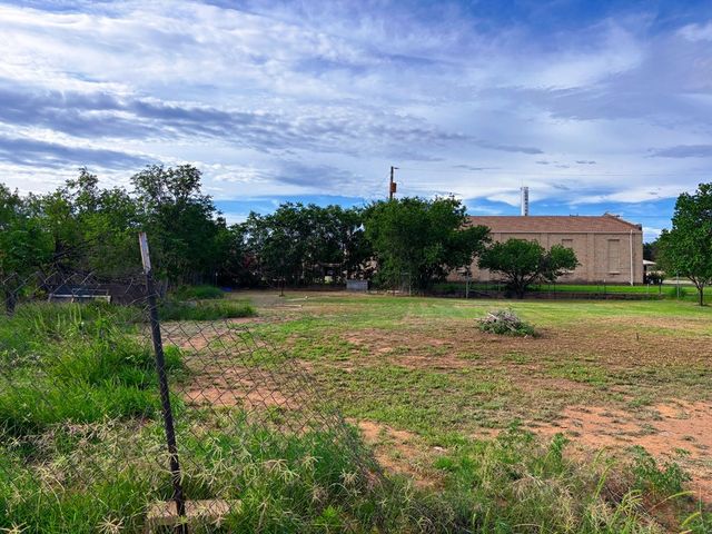 501 S Lightfoot St, Loraine, TX 79532