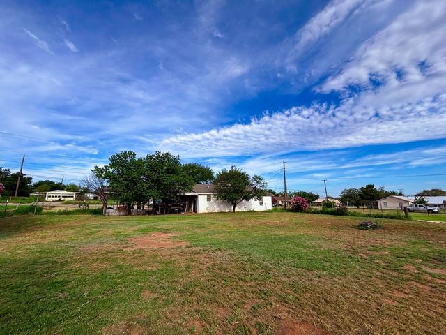 501 S Lightfoot St, Loraine, TX 79532