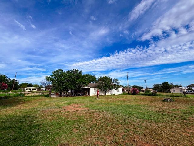 501 S Lightfoot St, Loraine, TX 79532