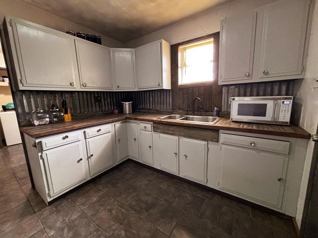 501 S Lightfoot St, Loraine, TX 79532