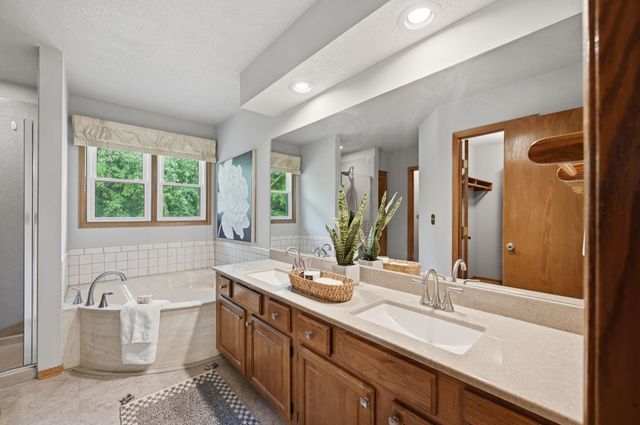 2335 N Stoneybrook Ct, Wichita, KS 67226