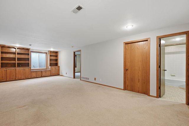 2335 N Stoneybrook Ct, Wichita, KS 67226