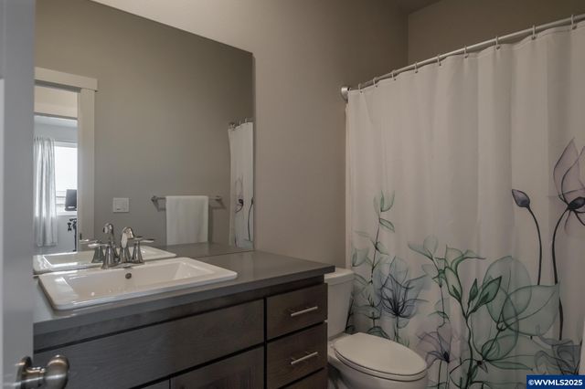 1447 Gladiola Dr, Junction City, OR 97448