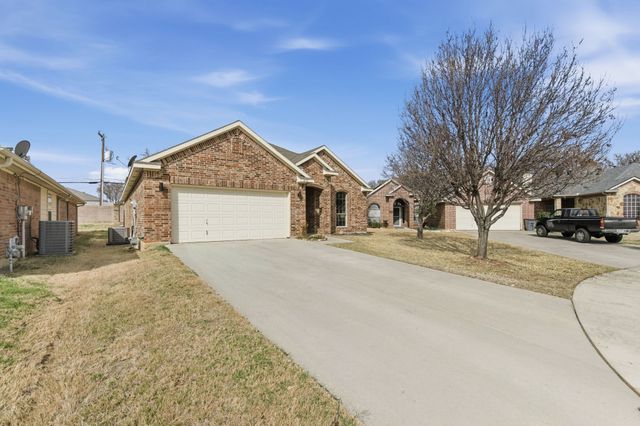 813 Chase Circle, Hurst, TX 76053