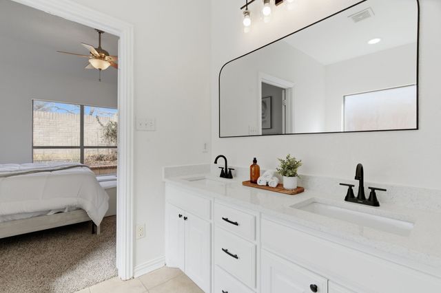 813 Chase Circle, Hurst, TX 76053