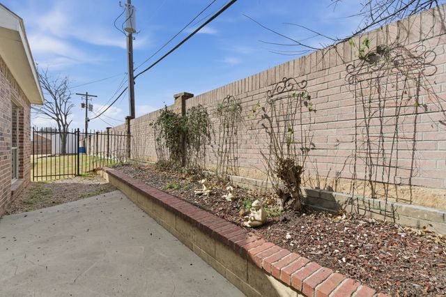 813 Chase Circle, Hurst, TX 76053