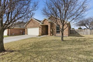813 Chase Circle, Hurst, TX 76053