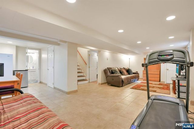 10 Lynn Court, Rutherford, NJ 07070