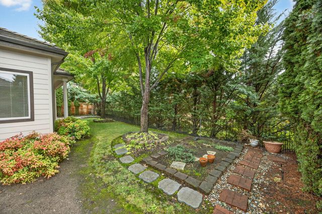 220 Pine Lake Drive, Eagle Point, OR 97524