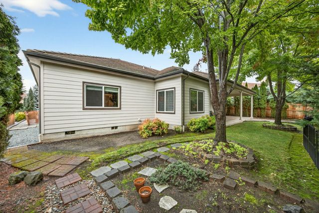 220 Pine Lake Drive, Eagle Point, OR 97524