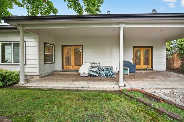 220 Pine Lake Drive, Eagle Point, OR 97524