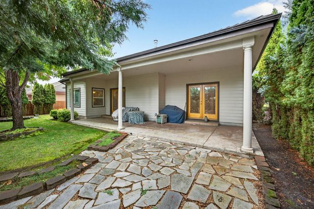 220 Pine Lake Drive, Eagle Point, OR 97524