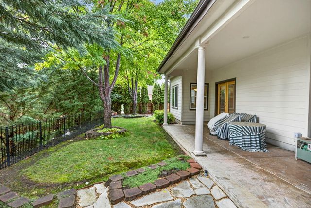 220 Pine Lake Drive, Eagle Point, OR 97524