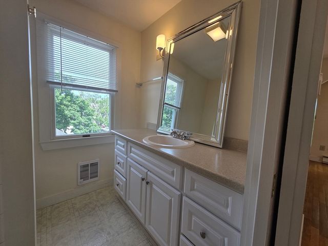 14 Hawkes St 2, Marblehead, MA 01945
