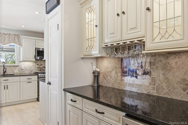 187 Natures Lane, Miller Place, NY 11764