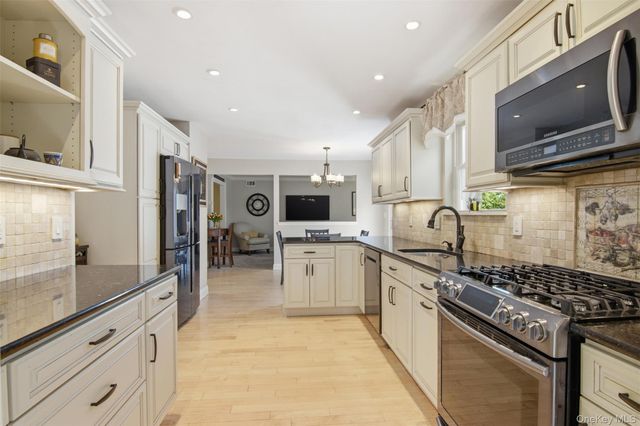 187 Natures Lane, Miller Place, NY 11764