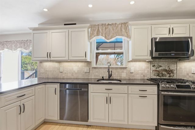 187 Natures Lane, Miller Place, NY 11764