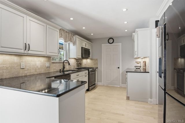 187 Natures Lane, Miller Place, NY 11764