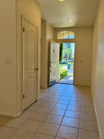 1940 Lawrence Avenue, Clovis, CA 93611
