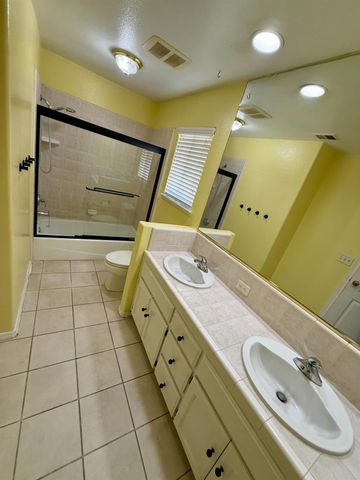 1940 Lawrence Avenue, Clovis, CA 93611