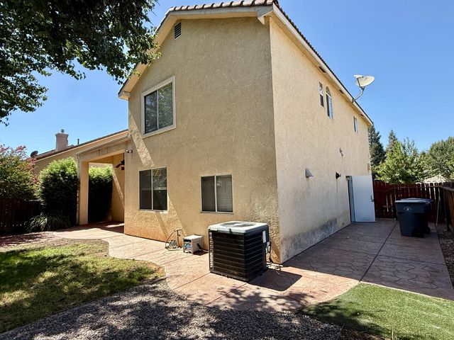 1940 Lawrence Avenue, Clovis, CA 93611