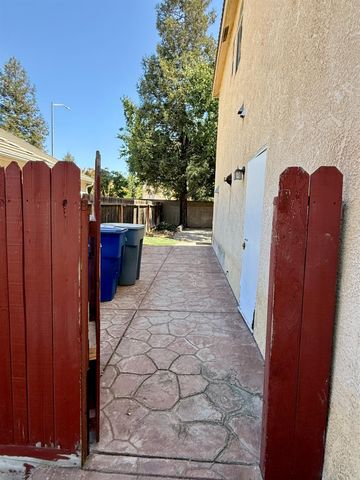 1940 Lawrence Avenue, Clovis, CA 93611