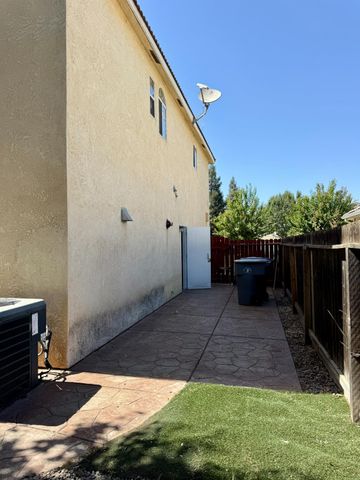 1940 Lawrence Avenue, Clovis, CA 93611
